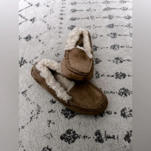 UGG moccasins - Picture 1 of 4